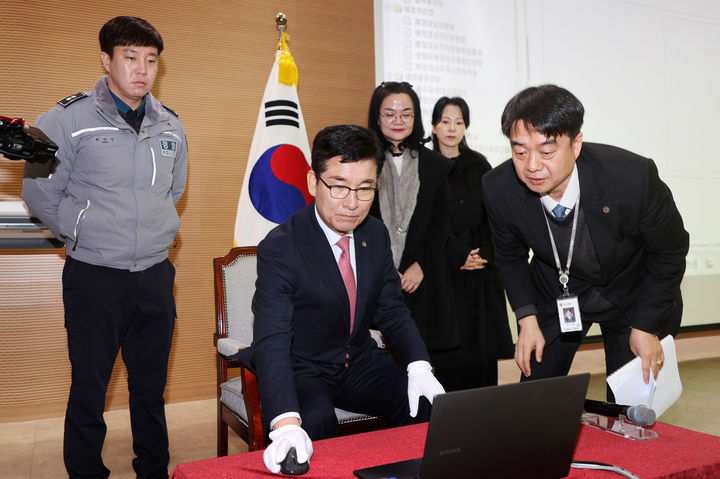 [청주=뉴시스] 윤건영 충북도교육감이 14일 교육청 사랑관 세미나실에서 올해 평준화고 배정 전산 추첨을 하고 있다. (사진=충북교육청 제공) 2026.01.14. photo@newsis.com *재판매 및 DB 금지