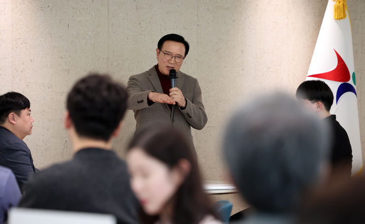 [수원=뉴시스] 14일 경기 수원시 영통구 경기도교육청 남부청사에서 열린 출입기자단 간담회에서 임태희 경기도교육감이 기자들의 질의에 답하고 있다. (사진=경기도교육청 제공) 2026.01.14. photo@newsis.com *재판매 및 DB 금지