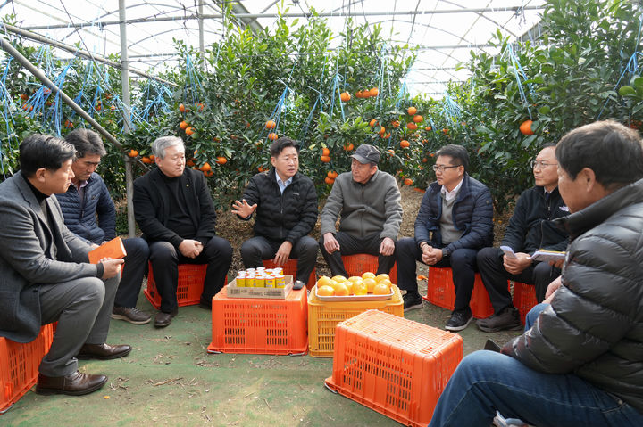 [제주=뉴시스] 오영훈(왼쪽 네 번째) 제주지사가 14일 오후 제주시 도련동 레드향 수확 농가를 방문해 현장 간담회를 진행하고 있다. (사진=제주도 제공) 2026.01.14. photo@newsis.com *재판매 및 DB 금지
