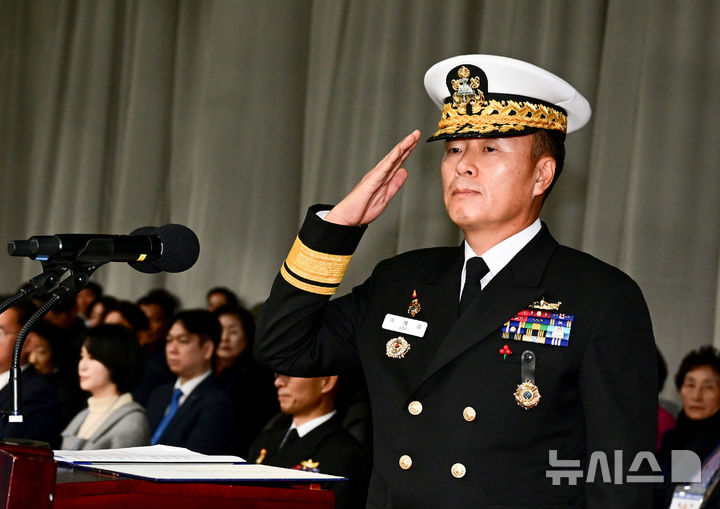 [평택=뉴시스] 제33대 해군2함대사령관 이재섭 소장이 경례를 하고 있다.(사진=해군2함대 제공) 2026.01.14.photo@newsis.com 
