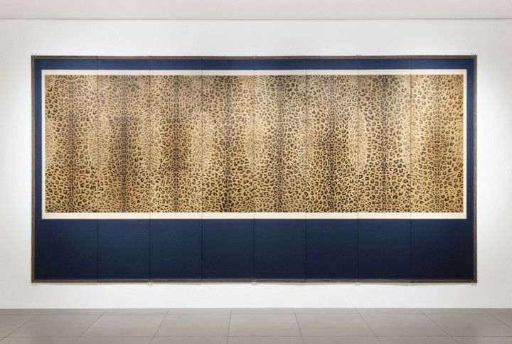 호피도(虎皮圖), 19세기, 종이에 수묵, 222 × 435 cm. 갤러리현대 ‘장엄과 창의: 한국 민화의 변주' 전시 전경. *재판매 및 DB 금지