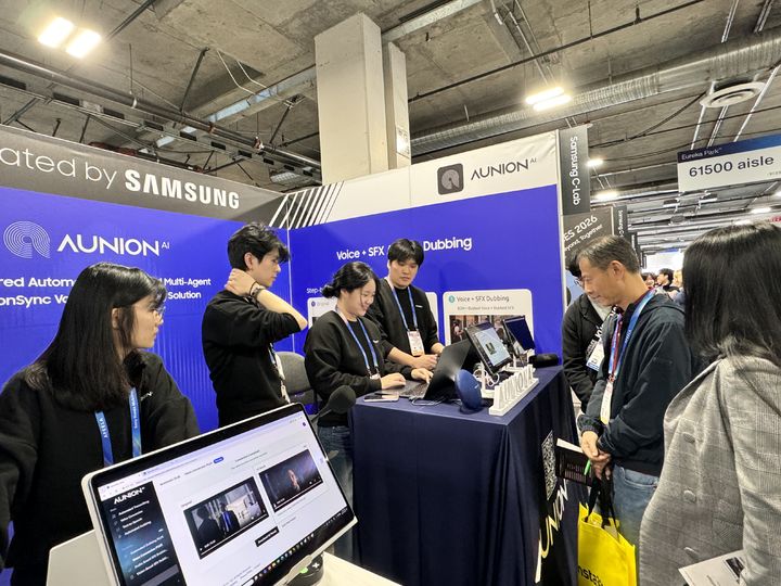 [광주=뉴시스] GIST 교원 창업기업 ㈜오니온에이아이(AunionAI) 팀이 CES 2026에서 차세대 AI 더빙 솔루션 'AunionAI-DUB Plus' 시연을 하고 있다. (사진=GIST 제공) photo@newsis.com *재판매 및 DB 금지