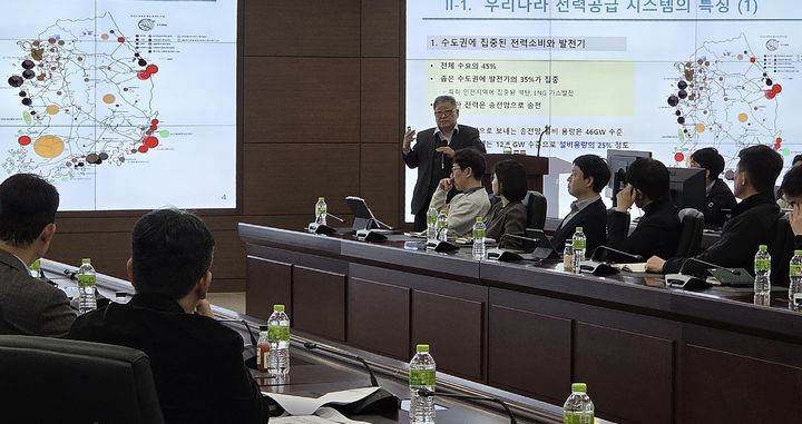 [울산=뉴시스] 전영환 홍익대학교 전기전자공학부 교수가 2050 탄소중립 및 에너지 전환을 위한 동서발전의 전원개발 방향을 주제로 강연하고 있다. (사진=한국동서발전 제공) 2026.01.14. photo@newsis.com *재판매 및 DB 금지