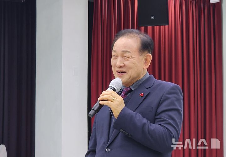 [문경=뉴시스] 김진호 기자 = 신현국 문경시장이 14일 시청 대회의실에서 열린 '2026 신년 기자간담회'에서 지난해 성과 및 새해 비전을 설명하고 있다. 2026.01.14. kjh9326@newsis.com