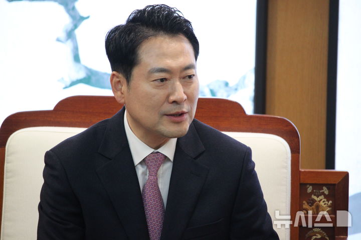 [홍성=뉴시스] 최영민 기자=장동혁 국민의힘 대표가 14일 오후 대전충남 행정통합 등과 관련한 현안 논의를 위해 충남도청을 방문해 인사말을 하고 있다. 2026.01.14 ymchoi@newsis.com