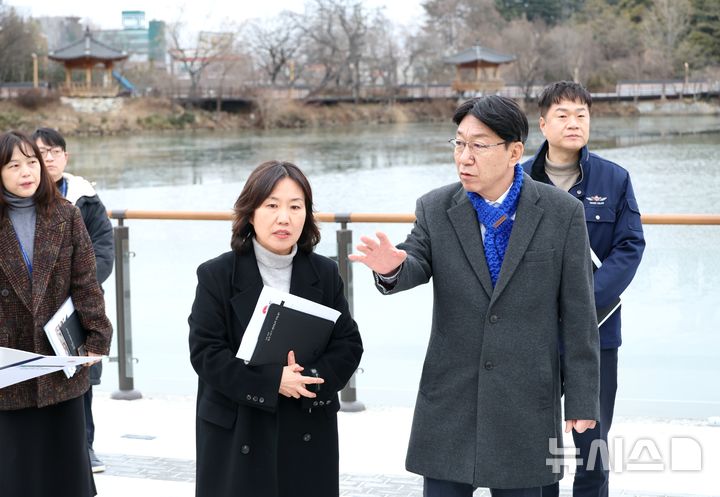 [전주=뉴시스]윤난슬 기자 = 우범기 전주시장은 14일 박람회 개최 예정지인 덕진공원을 찾아 작가정원 배치와 정원 조성 계획 등을 점검했다. (사진=전주시 제공) 2026.01.14. photo@newsis.com 