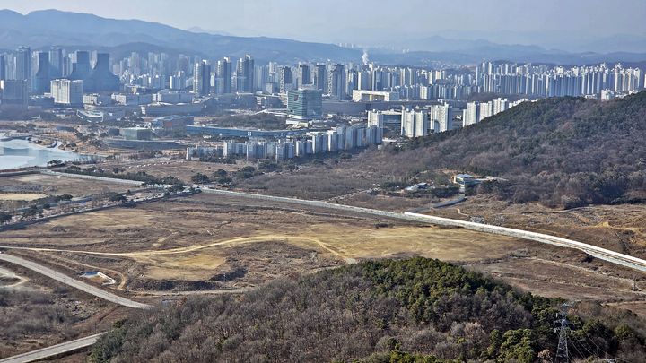 [세종=뉴시스] 송승화 기자 = 세종시 전월산 정상에서 내려다본 세종동 S-1, 대통령 세종집무실 부지. 2026.01.14. photo@newsis.com. *재판매 및 DB 금지