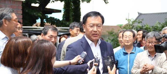 [속초=뉴시스] 지난 2019년 5월 춘천지방법원 속초지원에서 김진하 양양군수가 선거법 위반 혐의 1심 선고 받고 기자들의 질문에 답변하고 있는 모습. (사진=뉴시스DB) photo@newsis.com&nbsp; *재판매 및 DB 금지