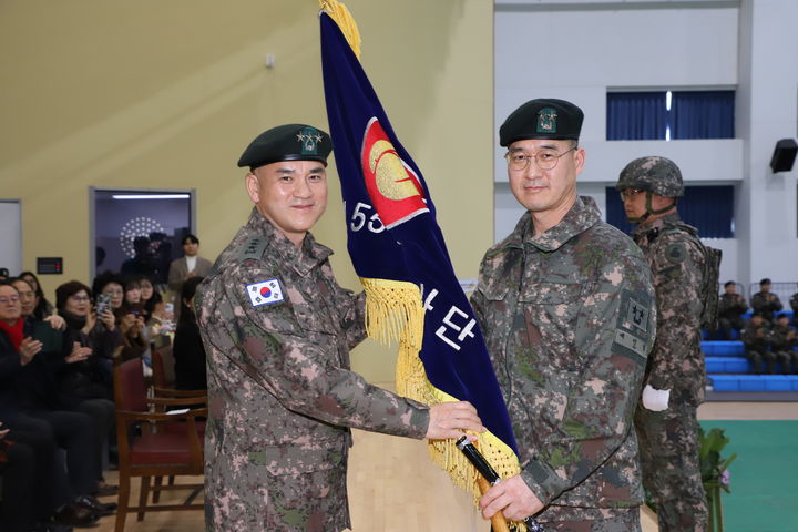 [용인=뉴시스] 부대기를 수여받는 예민철 55사단장(오른쪽). (사진=뉴시스 DB). photo@newsis.com *재판매 및 DB 금지