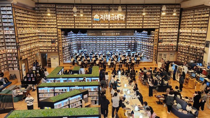 [창원=뉴시스]마산 지혜의 바다도서관. (사진=경남교육청 제공) 2026.01.14.photo@newsis.com *재판매 및 DB 금지