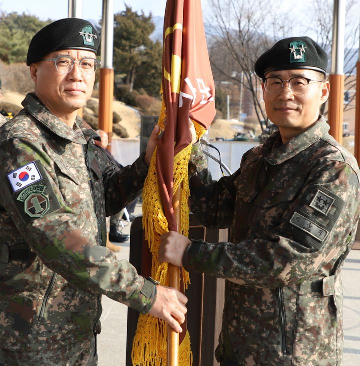[원주=뉴시스] 제41대 36사단장 취임식에서 지상작전사령관 주성운 대장이 이동식 신임 사단장(오른쪽)에게 부대기를 이양하고 있다. (사진=육군 제36보병사단 제공) 2026.01.14. photo@newsis.com *재판매 및 DB 금지
