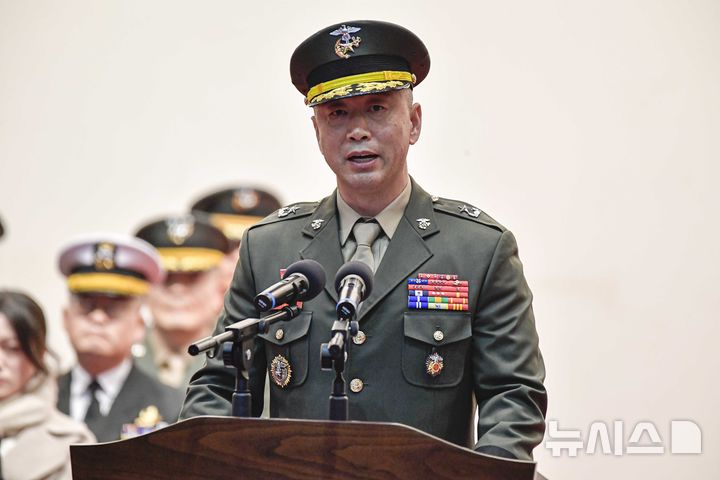 [포항=뉴시스] 안병철 기자 = 14일 제43대 해병대 교육훈련단장에 취임한 김수용 준장이 취임사를 하고 있다.(사진=해병대 교육훈련단 제공) 2026.01.14. photo@newsis.com