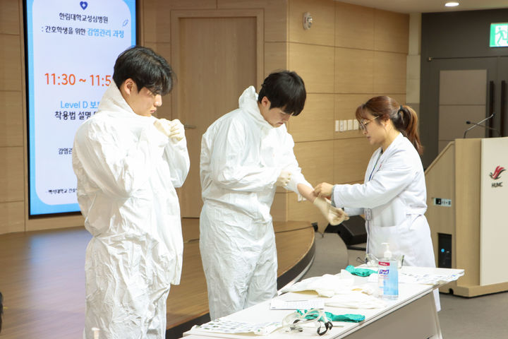 [천안=뉴시스] 백석대 간호학과 학생들이 한림대 성심병원에서 감염관리 단기실습에 참여해 손위생 및 개인용 보호구 착·탈의 실습을 진행하고 있다.(사진=백석대학교 제공). 2026.01.14. photo@newsis.com. *재판매 및 DB 금지