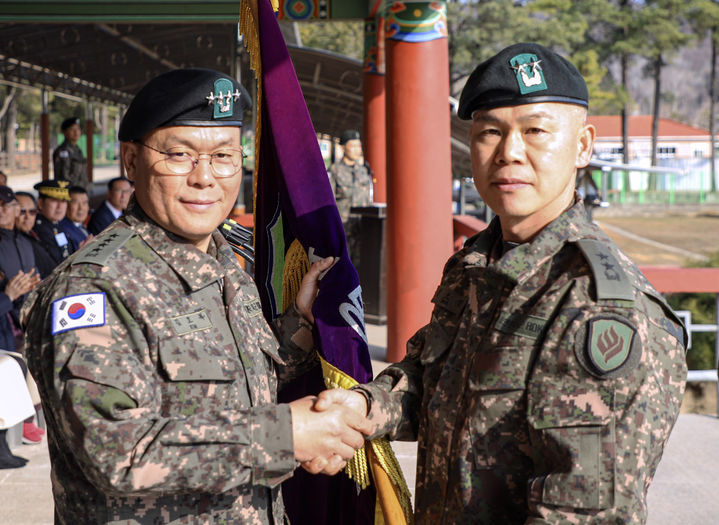 [광주=뉴시스] 김도열 신임 31사단장이 14일 열린 취임식에서 김호복 제2작전사령관으로부터 부대기를 수여받으며 지휘권을 인계받고 있다. (사진 = 육군 31사단 제공) 2026.01.14. photo@newsis.com *재판매 및 DB 금지