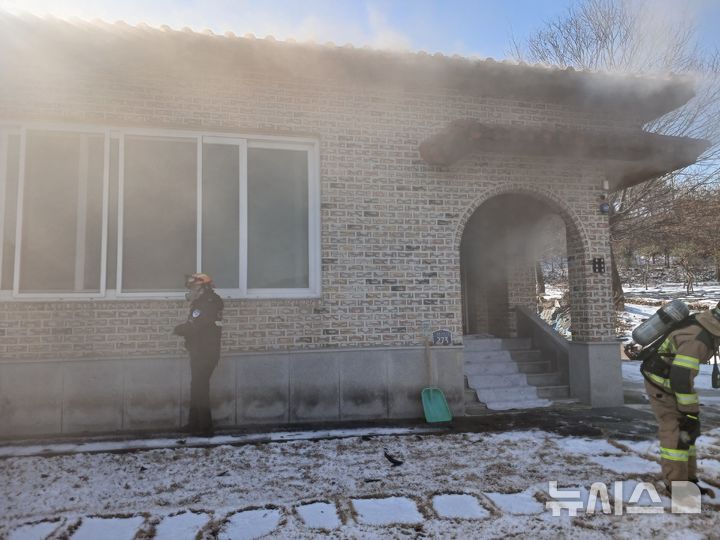 [괴산=뉴시스] 화재 현장 (사진= 괴산소방서 제공) 2026.01.14. photo@newsis.com *재판매 및 DB 금지
