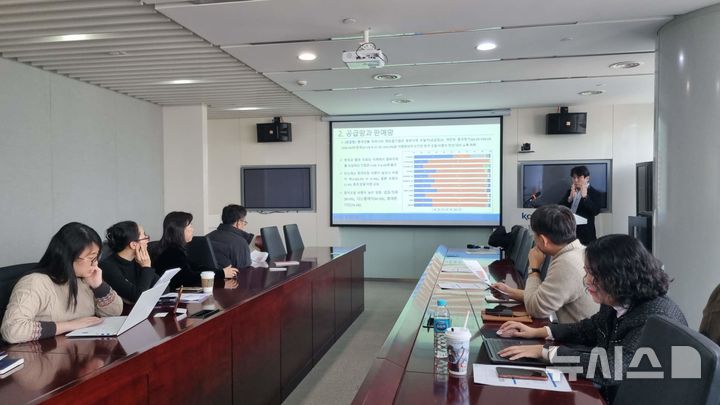 [베이징=뉴시스] 박정규 특파원 = 산업연구원(KIET) 북경지원이 14일 발표한 '2025 중국진출 한국기업 경영환경 실태조사' 결과 지난해 매출이 전년도보다 감소할 것으로 예상하는 비중이 증가했다. 김재덕 산업연구원 북경지원장이 이날 중국 베이징 차오양구 포스코센터 코트라 대회의실에서 실태조사 결과를 발표하고 있다. 2026.01.14 pjk76@newsis.com