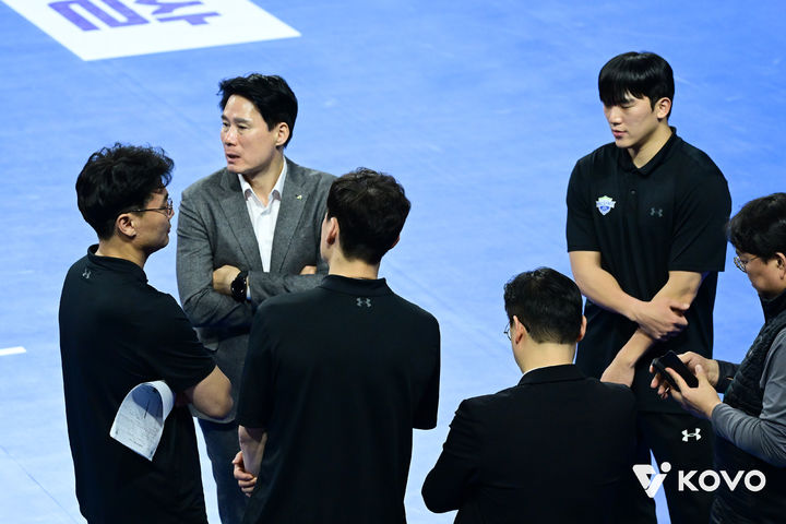 [서울=뉴시스] 여자 프로배구 현대건설의 강성형 감독이 11일 화성종합실내체육관에서 열린 진에어 2025~2026 V-리그 여자부 IBK기업은행과의 경기 도중 언짢은 표정을 짓고 있다. (사진=KOVO 제공) 2026.01.11. *재판매 및 DB 금지