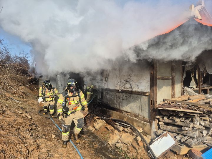 [당진=뉴시스] 14일 오후 1시7분께 충남 당진시 석문면 삼화리의 한 단독주택서 불이 나 현장에 출동한 소방대원들이 진화에 나서고 있다. (사진=당진소방서 제공) 2026.01.14. photo@newsis.com *재판매 및 DB 금지