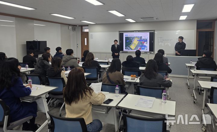 [창원=뉴시스]14일 창원시 마산회원구 내서읍 내서중학교에서 진상락 도의원이 '상일초·내서중학교 횡단 송전선로 지상고 상향공사 추진 경과 설명회'에 참석해 인사말을 하고 있다.(사진=진상락 도의원 제공) 2026.01.14. photo@newsis.com