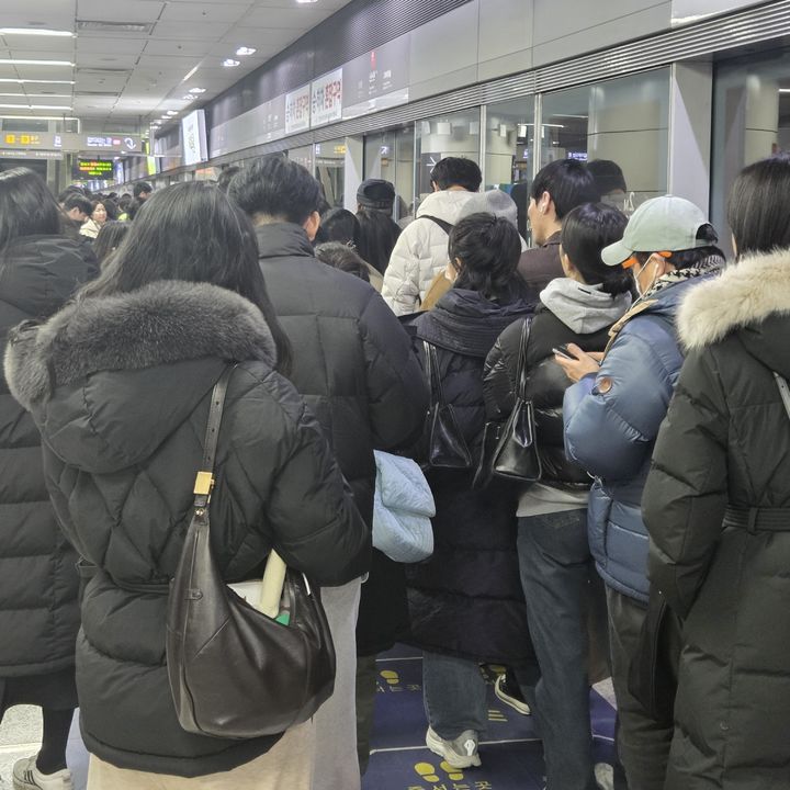 "열차 인파에 숨쉬기 어려워"…버스 파업 이틀째 퇴근길 '불편' 계속