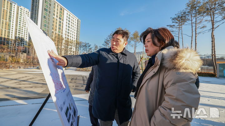[과천=뉴시스] 공원 조성 조기 개방 현장 점검에 나선 신계용 시장이 시공 업체 관계자로부터 진척 사항을 듣고 있다. (사진=과천시 제공).2026.01.15.photo@newsis.com