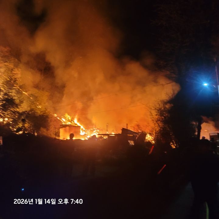 [영천=뉴시스] 안병철 기자 = 14일 오후 7시11분께 경북 영천시 화산면 가상리 한 주택에서 발생한 화재가 인근 야산으로 번졌다.(사진=경북소방본부 제공) 2026.01.14. newsis.com. *재판매 및 DB 금지