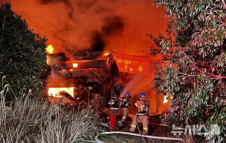 제주 골프장 차고지 화재 소방 진압 중…인명피해 없어