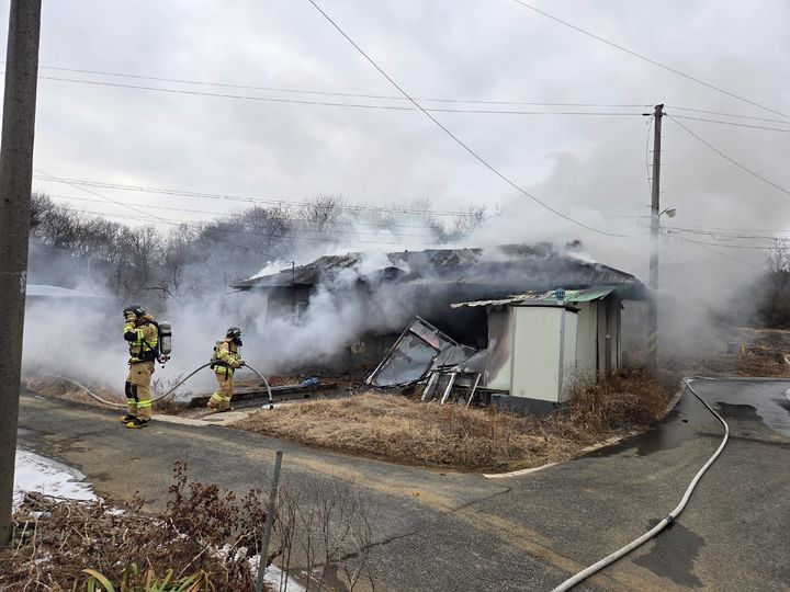 [천안=뉴시스] 14일 오후 3시37분께 충남 천안시 동남구 성남면 신덕리의 한 단독주택에서 불이 나 소방대원들이 진화에 나서고 있다. (사진=천안동남소방서 제공) 2026.01.14. photo@newsis.com *재판매 및 DB 금지