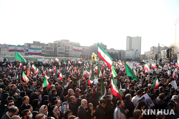 [테헤란=신화/뉴시스] 12일 이란 테헤란에서 시민들이 정부 지지 집회에 참여하고 있다. 반정부 시위가 연일 이어지는 가운데 수만 명의 친정부 성향 시민이 당국의 집회 참여 촉구에 따라 전국 각지에서 거리로 나섰고, 이란 정부는 이 시위를 통해 현 정권에 대한 지지가 건재함을 부각했다. 2026.01.14.