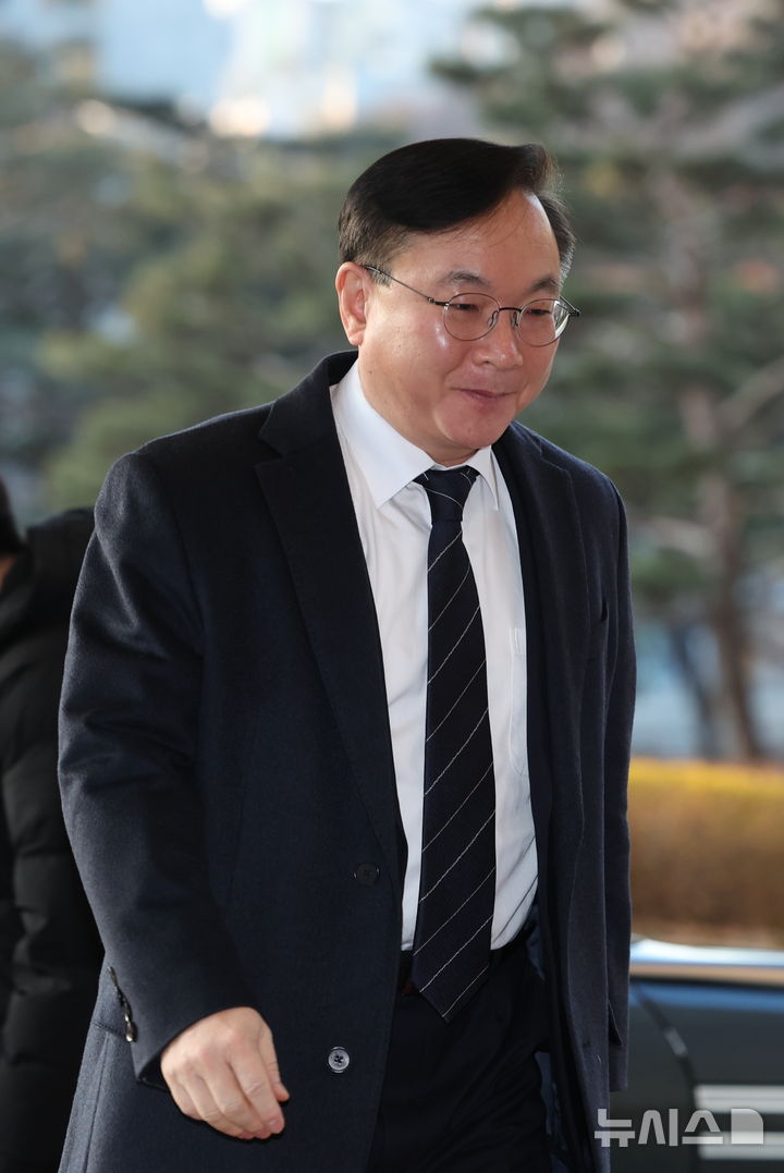 [서울=뉴시스] 이영환 기자 = 신임 법원행정처장에 임명된 박영재 대법관이 14일 오전 서울 서초구 대법원으로 출근하고 있다. 임기는 16일부터 시작된다. 2026.01.14. 20hwan@newsis.com