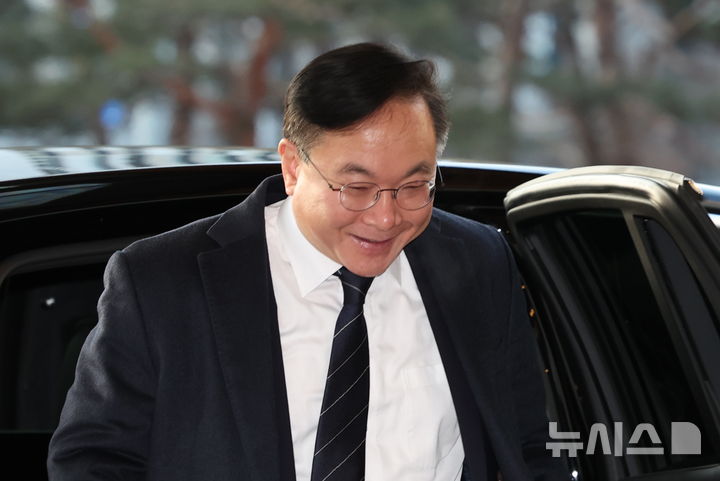 [서울=뉴시스] 이영환 기자 = 신임 법원행정처장에 임명된 박영재 대법관이 14일 오전 서울 서초구 대법원으로 출근하고 있다. 임기는 16일부터 시작된다. 2026.01.14. 20hwan@newsis.com