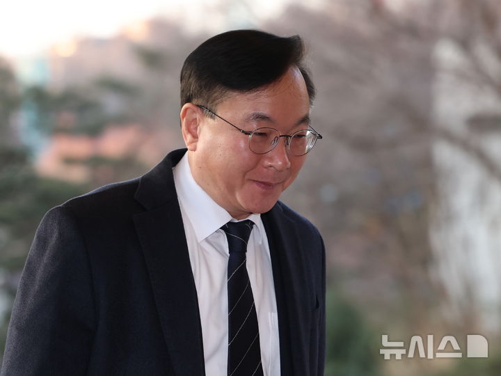 [서울=뉴시스] 이영환 기자 = 신임 법원행정처장에 임명된 박영재 대법관이 14일 오전 서울 서초구 대법원으로 출근하고 있다. 임기는 16일부터 시작된다. 2026.01.14. 20hwan@newsis.com