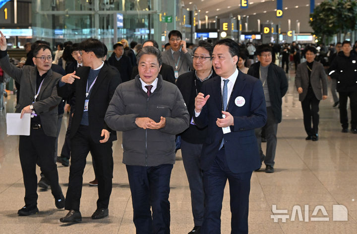 [인천공항=뉴시스] 박주성 기자 = 아시아나항공이 인천공항 제2여객터미널 운항을 개시한 14일 인천국제공항 2터미널에서 이학재 인천공항공사 사장과 김성무 아시아나항공 인천공항서비스 지점장이 현장점검을 하고 있다. (공동취재). 2026.01.14. photo@newsis.com