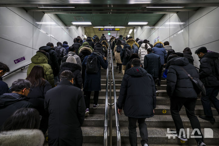 [서울=뉴시스] 정병혁 기자 = 서울 시내버스 파업이 이어지고 있는 14일 서울 종로구 광화문역이 시민들로 붐비고 있다. 2026.01.14. jhope@newsis.com