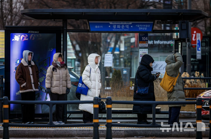 [서울=뉴시스] 정병혁 기자 = 서울 시내버스 파업이 이어지고 있는 14일 서울 종로구 광화문역 인근 버스정류장에서 시민들이 버스를 기다리고 있다. 2026.01.14. jhope@newsis.com