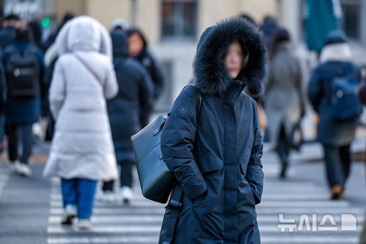 [서울=뉴시스] 정병혁 기자 = 영하권 추운 날씨가 이어진 지난 14일 서울 종로구 광화문네거리에서 두꺼운 옷차림을 한 시민들이 이동하고 있다. 2026.01.14. jhope@newsis.com