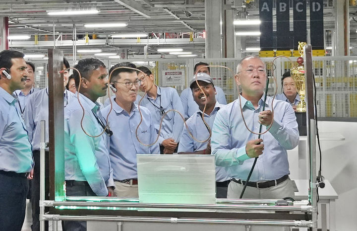 [서울=뉴시스] 정의선 현대차그룹 회장이 지난 12일부터 13일까지(현지 시간) 인도 전역의 사업장을 찾았다. 사진은 정 회장이 기아 인도 아난타푸르공장 생산 라인에 설치된 신입사원 교육훈련 장비를 점검하는 모습. (사진=현대차그룹 제공) 2026.01.14. photo@newsis.com *재판매 및 DB 금지