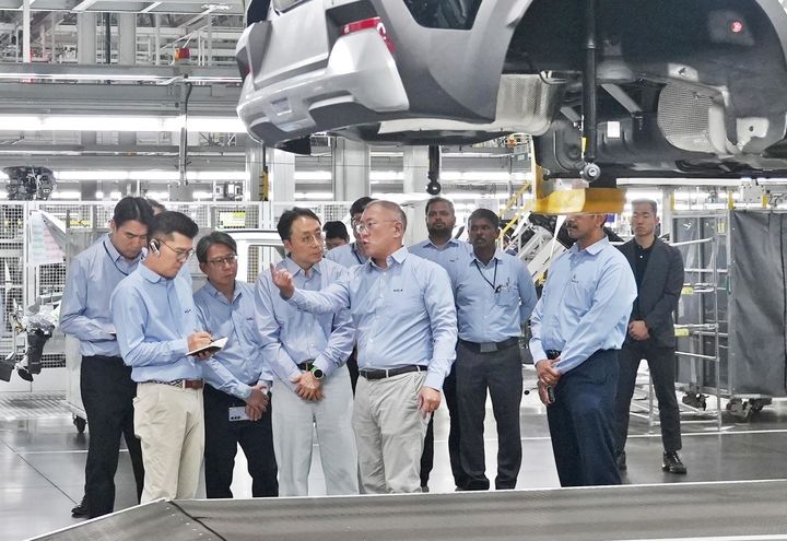 [서울=뉴시스] 정의선 현대차그룹 회장이 지난 12일부터 13일까지(현지 시간) 인도 전역의 사업장을 찾았다. 사진은 정 회장이 기아 인도 아난타푸르공장 임직원들과 함께 생산 라인을 점검하는 모습. (사진=현대차그룹 제공) 2026.01.14. photo@newsis.com *재판매 및 DB 금지