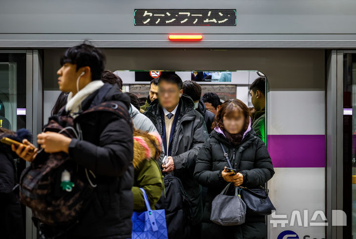 [서울=뉴시스] 정병혁 기자 = 서울 시내버스 파업이 이어지고 있는 14일 서울 종로구 광화문역에 도착한 열차에서 시민들이 내리고 있다. 2026.01.14. jhope@newsis.com
