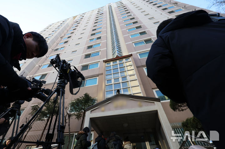 [서울=뉴시스] 권창회 기자 = 서울경찰청 공공범죄수사대가 정치자금법 위반 등 혐의로 김병기 더불어민주당 의원 주거지 등 6개소에 대한 압수수색을 실시하고 있다. 14일 오전 서울 동작구 김병기 의원 자택에서 취재진이 대기하고 있다. 2025.01.14. kch0523@newsis.com