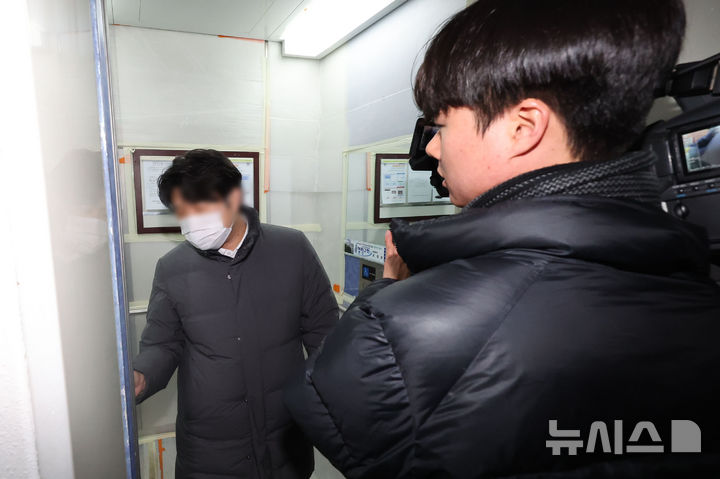 [서울=뉴시스] 권창회 기자 = 서울경찰청 공공범죄수사대가 정치자금법 위반 등 혐의로 김병기 더불어민주당 의원 주거지 등 6개소에 대한 압수수색을 실시하고 있다. 14일 오전 서울 동작구 김병기 의원 자택에서 경찰 관계자가 취재진을 막고 있다. 2025.01.14. kch0523@newsis.com