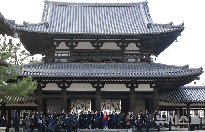 [나라=뉴시스] 고범준 기자 = 이재명 대통령이 14일(현지 시간) 다카이치 사나에 일본 총리과 함께 나라현의 대표 문화유적지인 호류지를 둘러보고 있다. 2026.01.14. bjko@mewsis.com