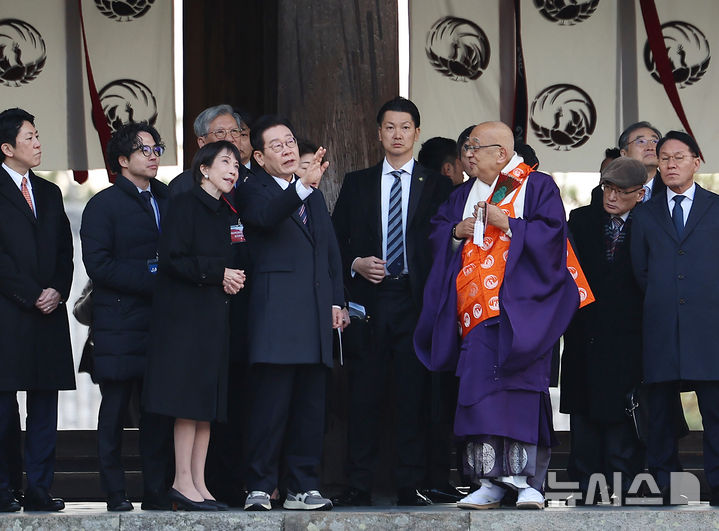 [나라=뉴시스] 고범준 기자 = 이재명 대통령이 14일(현지 시간) 다카이치 사나에 일본 총리과 함께 나라현의 대표 문화유적지인 호류지를 둘러보고 있다. 2026.01.14. bjko@mewsis.com