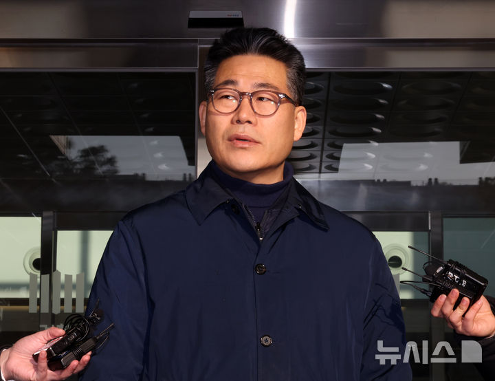 [서울=뉴시스] 배훈식 기자 = 백해룡 경정이 14일 오전 서울 송파구 서울동부지방검찰청 앞에서 세관 마약수사 외압 의혹 합동수사단 파견 종료에 대한 소회를 밝히고 있다. 2026.01.14. dahora83@newsis.com