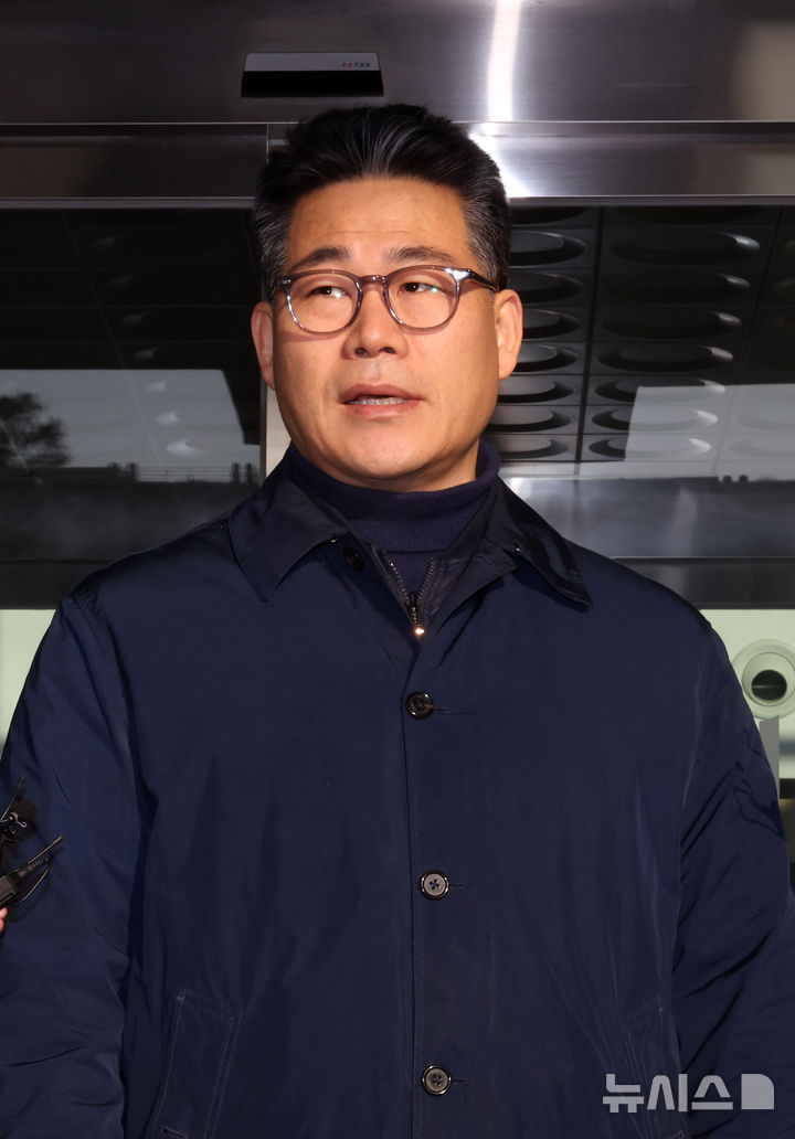 [서울=뉴시스] 배훈식 기자 = 백해룡 경정이 14일 오전 서울 송파구 서울동부지방검찰청 앞에서 세관 마약수사 외압 의혹 합동수사단 파견 종료에 대한 소회를 밝히고 있다. 2026.01.14. dahora83@newsis.com