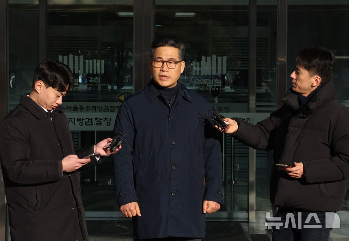 [서울=뉴시스] 배훈식 기자 = 백해룡 경정이 14일 오전 서울 송파구 서울동부지방검찰청 앞에서 세관 마약수사 외압 의혹 합동수사단 파견 종료에 대한 소회를 밝히며 취재진의 질문에 답하고 있다. 2026.01.14. dahora83@newsis.com