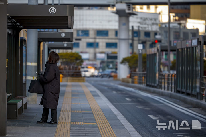[서울=뉴시스] 정병혁 기자 = 서울 시내버스 파업이 이어지고 있는 14일 서울 중구 서울역버스환승센터가 텅 비어있다.2026.01.14. jhope@newsis.com