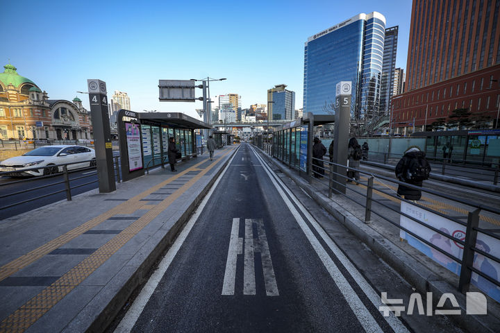 [서울=뉴시스] 정병혁 기자 = 서울 시내버스 파업이 이어지고 있는 14일 서울 중구 서울역버스환승센터가 텅 비어있다.2026.01.14. jhope@newsis.com