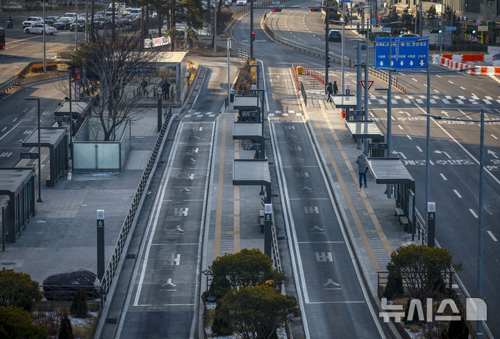 [서울=뉴시스] 정병혁 기자 = 서울 시내버스 파업이 이어지고 있는 14일 서울 중구 서울역버스환승센터가 텅 비어있다.2026.01.14. jhope@newsis.com