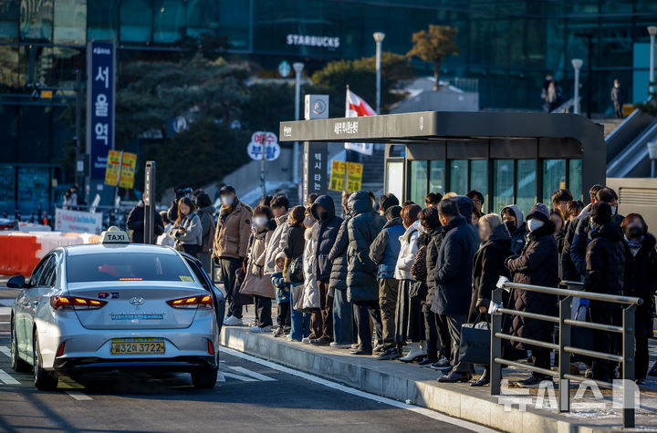 [서울=뉴시스] 정병혁 기자 = 서울 시내버스 파업이 이어지고 있는 14일 서울 중구 서울역에서 시민들이 택시를 기다리고 있다. .2026.01.14. jhope@newsis.com